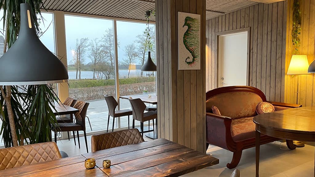Spændende café lige ud til Hærvejen og Jels Søbad